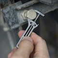 Miniatyrbillede 4 af 5: Kompakt Titanium Multitool - Flaskeåbner Nøglering, Mini Alloy Multitool til Hverdagsbrug, Ølbåbner, Negletrækker