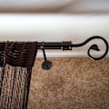 Miniatyrbilde 4 av 5: Justerbar takbrakett for gardinstang, 2-pakning, svart