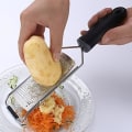 Miniatyrbilde 3 av 5: 1 svart rustfritt stål ostehøvel, ergonomisk mykt grep sitron