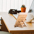 Miniatyrbilde 4 av 5: Justerbar sammenleggbar bambus nettbrettstativholder i tre med ladehull for skrivebord iPad matlagingsstativ