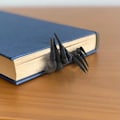 Miniatyrbillede 5 af 5: Djævelens Hånd Bogmærke, 3D Mode Djævelens Hånd Harpiks Bogmærke,