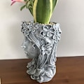Miniatyrbild 5 av 5: Grå flicka suckulent växtkruka resin kvinna staty planter resin