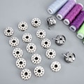 Miniatyrbild 3 av 5: 3 stycken symaskinsbobbinhållare, 15 stycken metallbobbinar