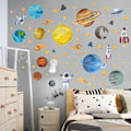 Miniatyrbillede 4 af 5: 4 tegnede farvede tegninger af universet, planeter, astronauter