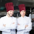 Pikkukuva 5 / 5: 2 aikuisen kokkihattua, punainen kokkihattu miehille ja naisille