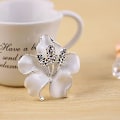 Miniatyrbillede 2 af 5: Elegant broche i form af blomster og krystal 29.8g