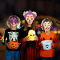 Pikkukuva 3 / 5: Halloween-juhlan paperimaskit ja kauhu-koristeet