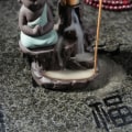 Miniatyrbillede 2 af 5: 1 stk Lille Munk Buddha Design Keramik Tilbageflow Røgelse