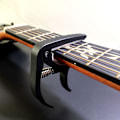 Miniatyrbild 2 av 5: Set med 2 svarta Capos för akustisk och elektrisk gitarr Snabb