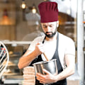Pikkukuva 3 / 5: 2 aikuisen kokkihattua, punainen kokkihattu miehille ja naisille