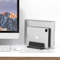 Miniatyrbillede 5 af 5: Vertikal bærbar computer stand - SPACEMax justerbar GRIPLock Anti-Tip silikone 4 slots aluminium skrivebordsstativ - dobbelt dock stand - 2 telefonslots passer til op til 17,3” bærbare computere, tablets, telefoner - sort