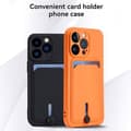 Pikkukuva 6 / 6: iPhone 13:n kuori SIM-korttipaikalla, pehmeä silikonikuori, oranssi.