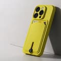 Pikkukuva 2 / 6: iPhone 13:n kuori SIM-korttipaikalla, pehmeä silikonikuori, oranssi.