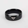 Miniatyrbilde 1 av 6: Superman Classic Ring i rustfritt stål - sandblåst finish, unik 8mm svart nr 9