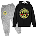 Miniatyrbillede 1 af 5: Forår Efterår Drenge Casual Cobra Kai Print Langærmet Pullover Hættetrøje+Bukser Tøj 2 STK Træningsdragt 4-14 År Pige Drenge Tøj-Perfet 4T 14