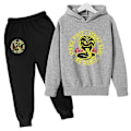 Miniatyrbillede 1 af 5: Forår Efterår Drenge Casual Cobra Kai Print Langærmet Pullover Hættetrøje+Bukser Tøj 2 STK Træningsdragt 4-14 År Pige Drenge Tøj-Perfet 5T 19