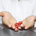 Miniatyrbillede 4 af 9: Læder terningkop, lydisolerede læderterninger med 5 røde terninger - Perfet