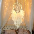Miniatyrbillede 4 af 6: LED-drømmefanger til børn vægskilt Hvide fjer Drømmefanger med lyse perler Boho-indretning Vævet kunstornament Håndlavet gave til børneværelset