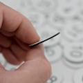 Miniatyrbilde 4 av 5: Nummererte merkelapper - Graverte nummererte merkelapper, ID-merkelapper, nøkkelmerkelapper uten hull - Perfekt 51-100 White
