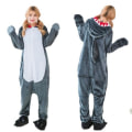 Pikkukuva 1 / 2: Söpö sarjakuva anime-eläinpyjamat miehille ja naisille Grey Shark L