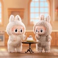 Miniatyrbild 4 av 5: Pop Mart Labubu The Monsters – Spännande Macaron Plysch Nyckelring Serie (1 Blind Box, 17 cm)