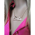Miniatyrbild 2 av 6: Barbie Crystal Script logotyp halsband-perfet Rose Gold