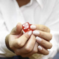 Miniatyrbillede 5 af 9: Læder terningkop, lydisolerede læderterninger med 5 røde terninger - Perfet