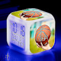 Miniatyrbilde 1 av 5: Basketball Vekkerklokke 7 Fargeendring Multifunksjon Nattskinn Elektronisk Klokka Barn Vekkerklokke for Tw-Perfet Auburn