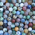 Miniatyrbillede 2 af 2: Perler af ægte og kunstige halvædelsten, matskåret blanding, 7 flerfarvede multicolor