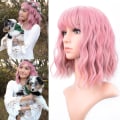 Miniatyrbilde 2 av 5: Pastell Bølget parykk Med Air Bangs Kort Lilla Rosa Parykk for kvinner