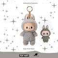 Miniatyrbilde 2 av 4: Pop Mart Labubu The Monsters – Spennende Macaron Plysj Nøkkelring Serie (1 Blind Box, 17 cm) Item 1:Sesame bean