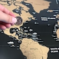 Miniatyrbillede 4 af 4: Scratch World Map Sort baggrund og kobberfolieomslag med nationalflag - L/med Cyli