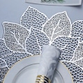 Pikkukuva 4 / 5: Pyöreät ruokapöydän tabletit, 6 kpl, puristettua vinyyliä, metallinhohtoiset tabletit, ontto hibiskuskukka-tabletit illalliselle