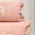 Miniatyrbilde 4 av 5: Myk Korallfleece Badehåndkle - Tykt, Absorberende Dusjhåndkle for Hjem og Strand i Rosa