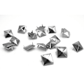 Miniatyrbild 1 av 2: färgade pyramidnitbitar silver