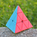 Miniatyrbild 2 av 2: Pyramid Solid Color Rubik's Cube Pussel Smooth Toy