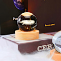Miniatyrbilde 5 av 5: Lysende 3D Krystallkule Nattlampe med Innvendig Utskjæring og Trebase - Perfekt Hjemmeinnredningsornament