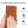 Miniatyrbillede 5 af 5: Retro PU læder wallet cover til Iphone 15 Pro - Hudvenlige linjer præget telefoncover med stativ Brown