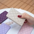 Pikkukuva 4 / 5: BFK05 3D Rhombus -kuvioinen itseliimautuva puhelimen takakorttiteline PU-nahkainen korttilaukku - Vihreä Multicolor Beige
