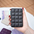 Pikkukuva 4 / 5: BFK01 3D-ruudukkokuvioinen puhelimen takakorttiteline, itseliimautuva PU-nahkainen korttitasku - Vihreä Multicolor Black