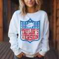 Miniatyrbild 5 av 5: Taylors Version Football Sweatshirt, Tay Swift Football, Nfl Tay's Version, Swift Merch, Football Sunday, Football Swift, Taylor Shirt Red M