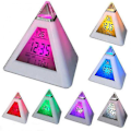 Miniatyrbild 1 av 5: Digital LED-väckarklocka 7 färger Ändra nattljus Tid Temperatur Display Pyramid Form Skrivbordsklocka