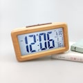 Miniatyrbillede 2 af 5: Digitalt LCD Vækkeur i Træ med Smart Sensor Natlys, Snooze, Dato, Temperatur og 12/24 timers skift Solid Wood Color