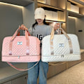 Miniatyrbillede 4 af 5: Luksuriøs Oversized Duffel Bag - Stilfuld & Holdbar med Vandtæt Rum Multi-Funktionel Carr Pink