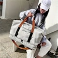 Miniatyrbilde 3 av 5: Romslig Reise- og Treningsbag med Skokammer, Tørr/Våt Separasjon, Justerbar Stropp  Ideell for Pendling og Ombordstigning Army Green