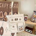 Miniatyrbild 1 av 4: Skolväska Brun 2024 Capybara Ridge Stor Ryggsäck För Pojkar Och Flickor, Märkeskort Vit axelväska White shoulder bag