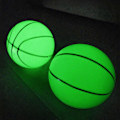 Miniatyrbild 1 av 5: Lysande Basketboll Hög Elasticitet Batterifri PVC Hög Ljusstyrka Holografisk Basketboll för Barn