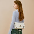 Miniatyrbild 2 av 6: Läder Crossbody Väska för Kvinnor Liten Axelväska med Justerbar Rem Trendig Designer Handväskor vit