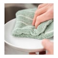 Pikkukuva 6 / 7: Mikrokuituiset teepyyhkeet - 8 kpl (raidallinen harmaa ja valkoinen) - Pehmeät, erittäin imukykyiset, nukkaamattomat keittiöpyyhkeet, 45 x 65 cm