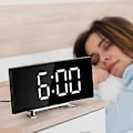 Miniatyrbild 2 av 5: 7 Tums Digital Väckarklocka Böjd Dimbar LED Elektronisk Siffra VIT En Storlek